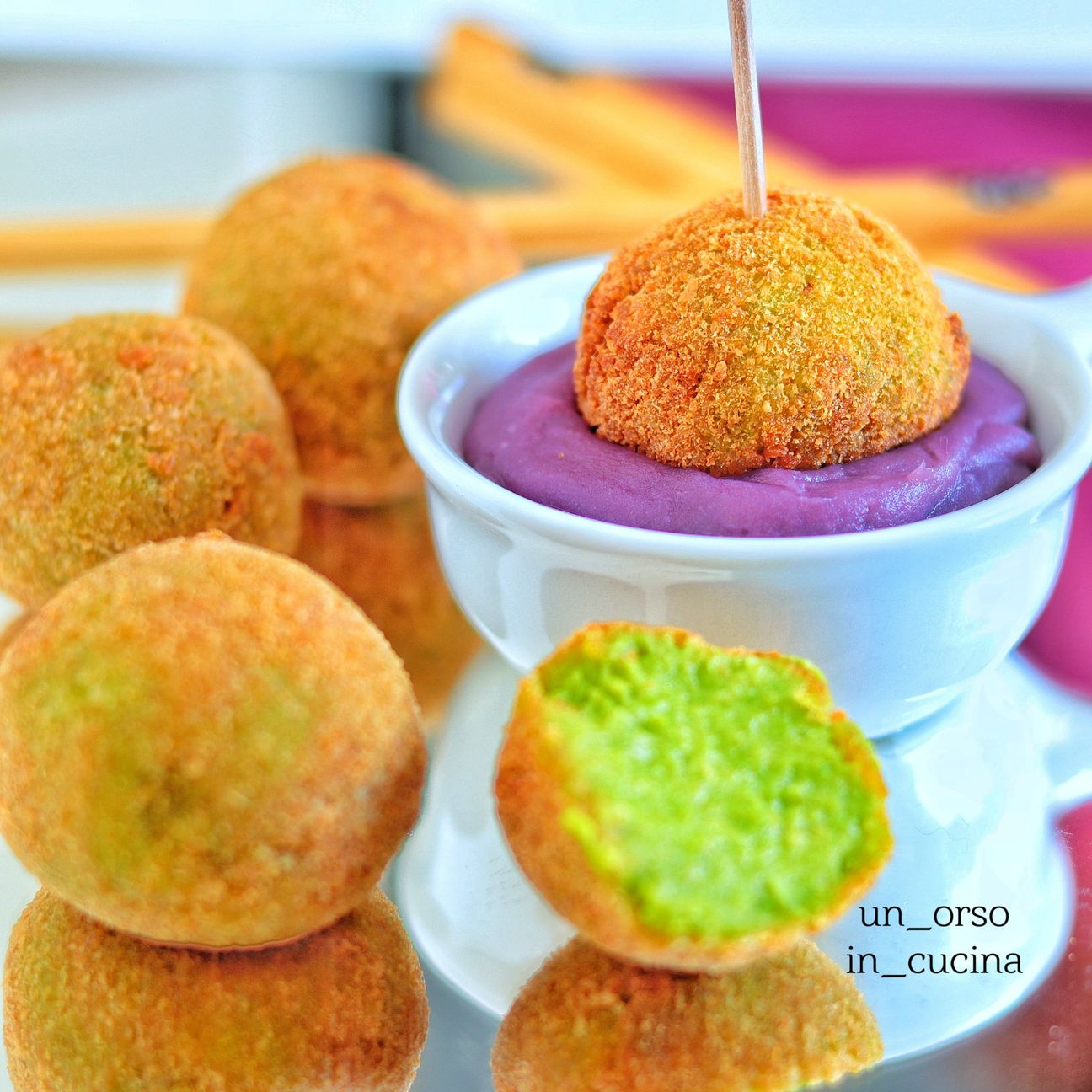 Crocchette di piselli con crema di patata viola