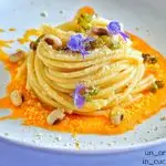 Ricetta Spaghetti su crema di carote fagioli e mandorle grattugiate