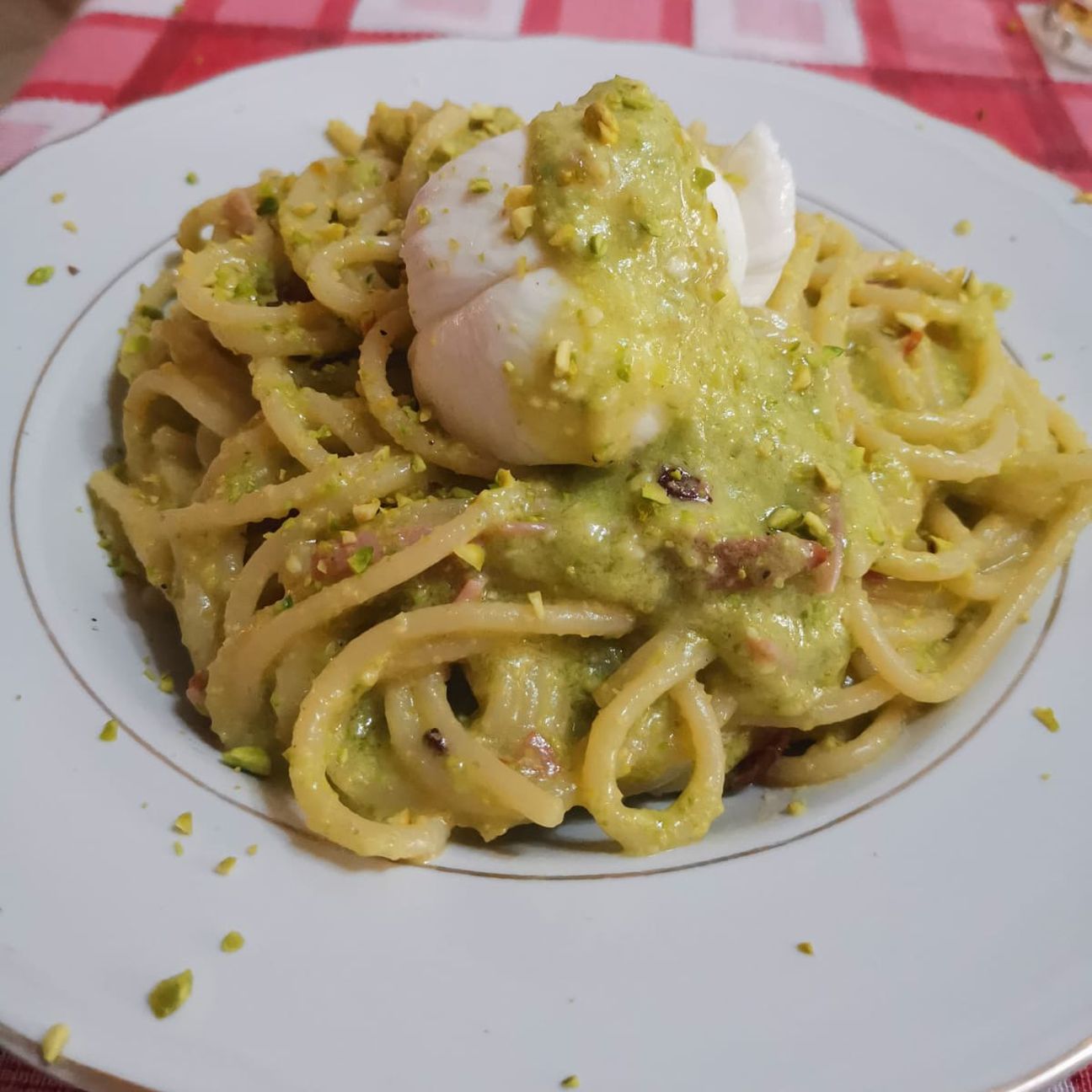 Spaghettoni pistacchio, speck e burrata.