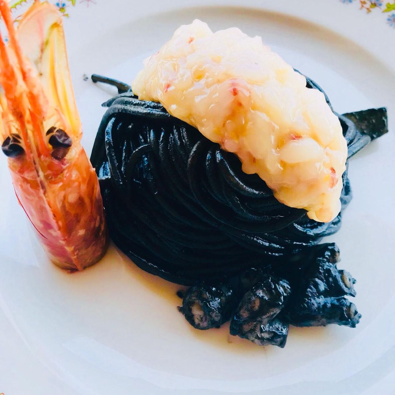 Spaghettone al nero di seppia con quenelle di gamberi argentini