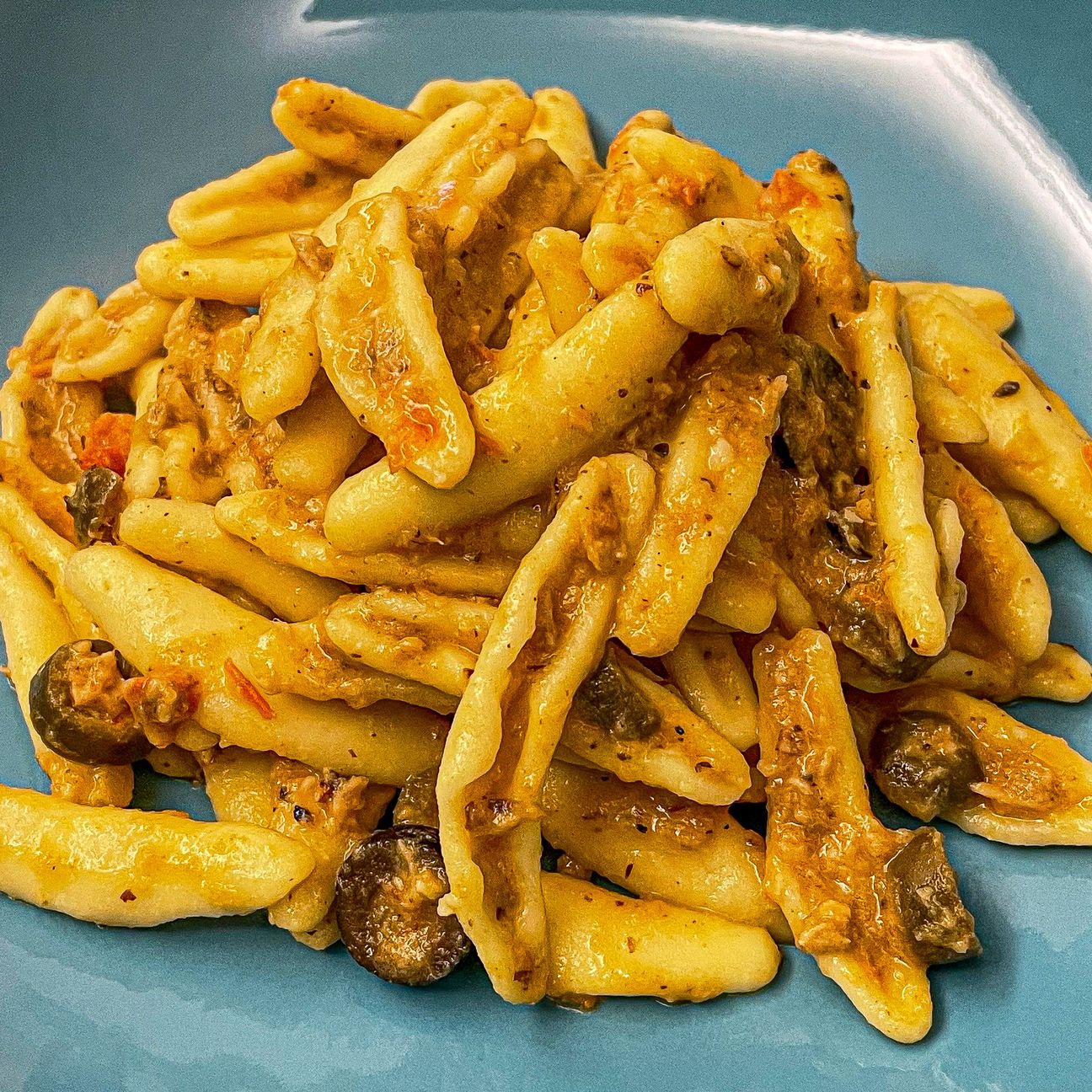 Pasta fresca, tonno, olive e pomodorini