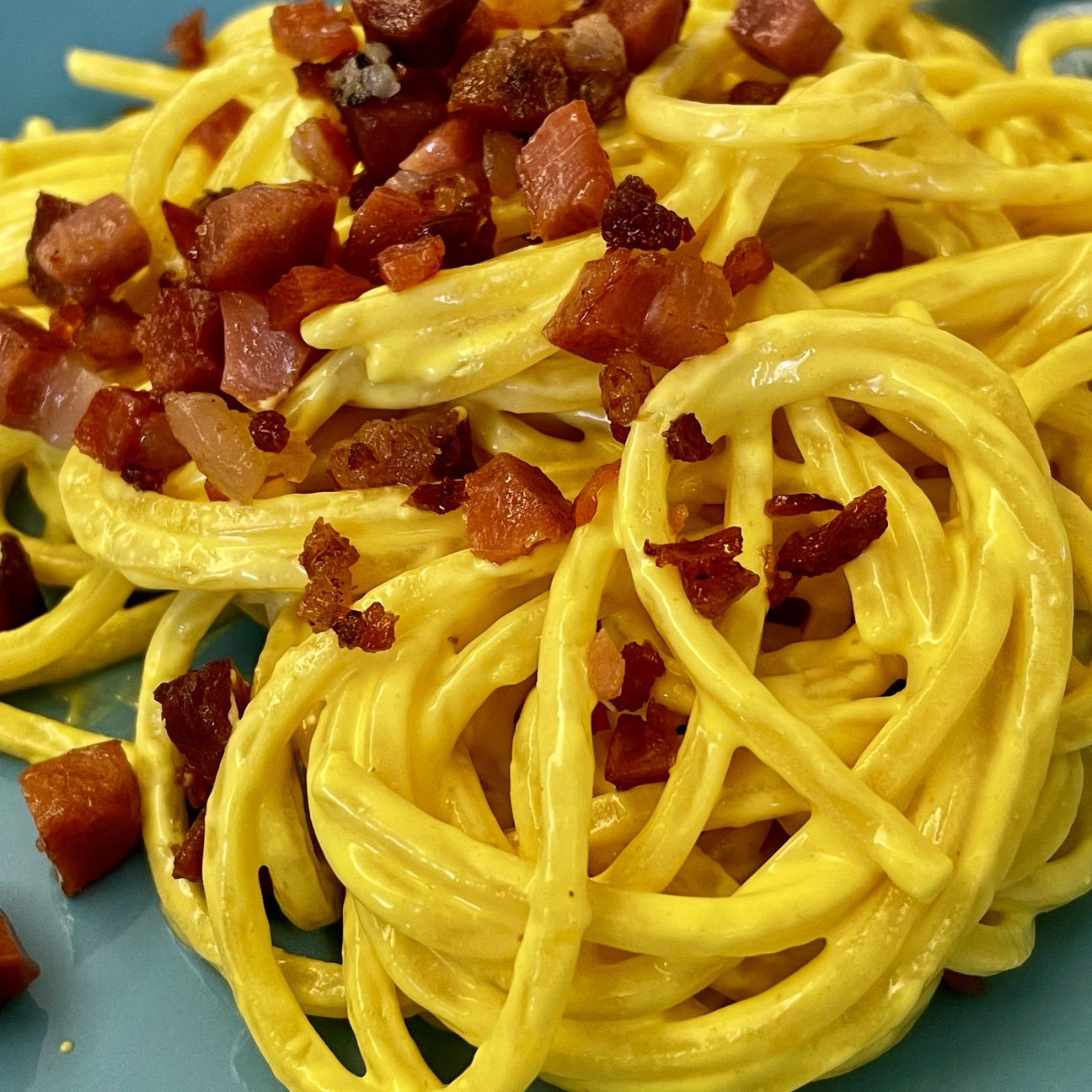 Spaghetti alla chitarra con crema allo zafferano, philadelphia e speck