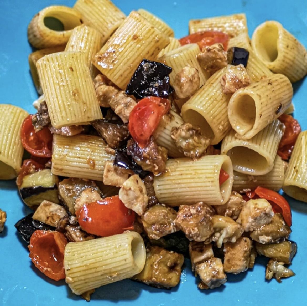 Mezze maniche con ciliegino, pesce spada e melanzane
