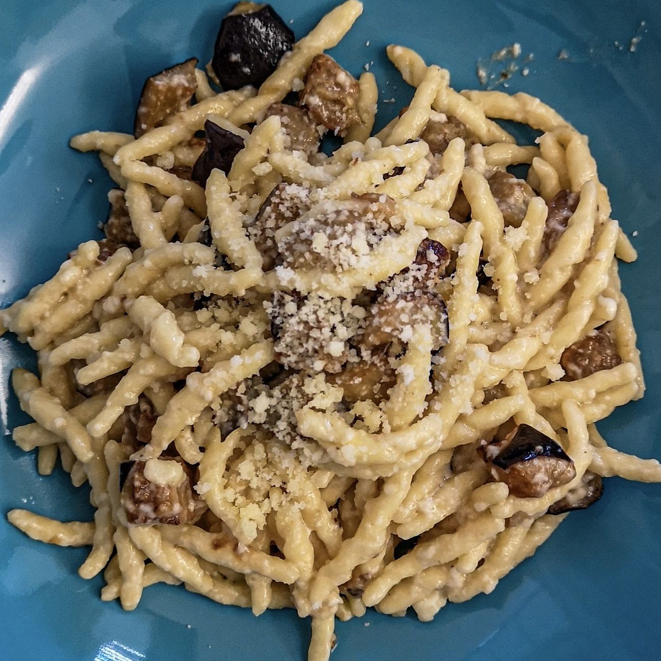 Trofie con fonduta di asiago, melanzane fritte e caciocavallo grattugiato