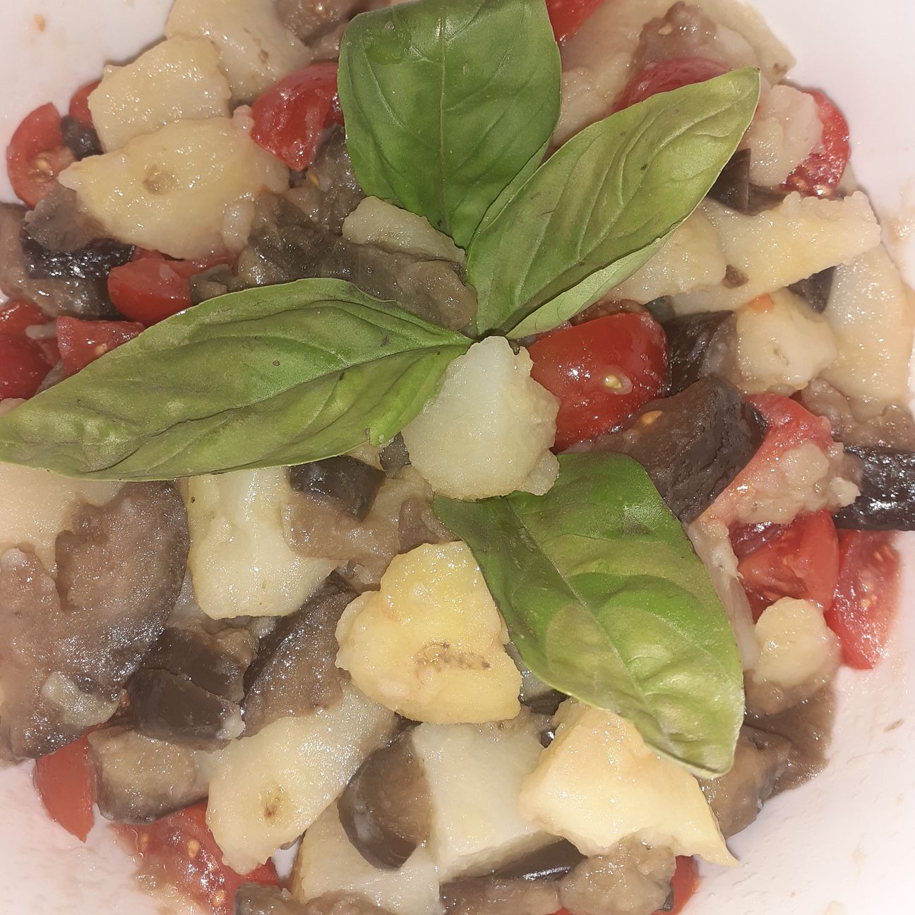 Insalata di patate, melanzane e pomodorini