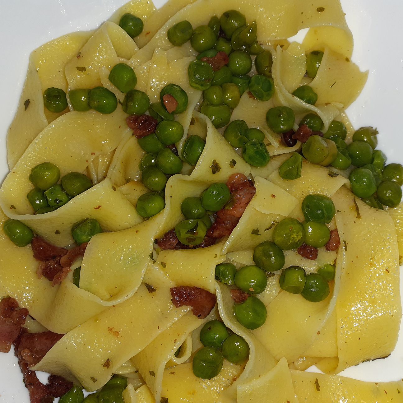 Papardelle con pancetta croccante e piselli