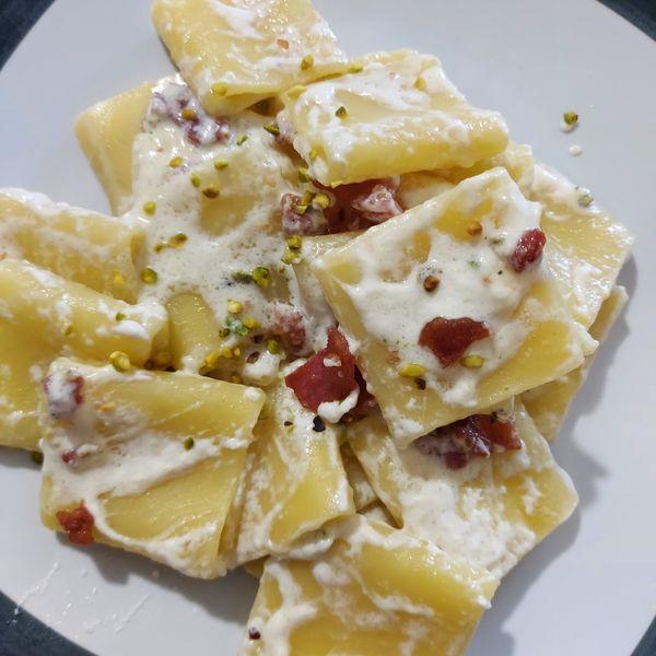 Paccheri con stracciatella, guanciale e granella di pistacchio Al.Ta