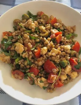 Ricetta Insalata di farro con mozzarelle, olive verdi, pomodorini e rucola 🍅🌱 di julia_passioncook19