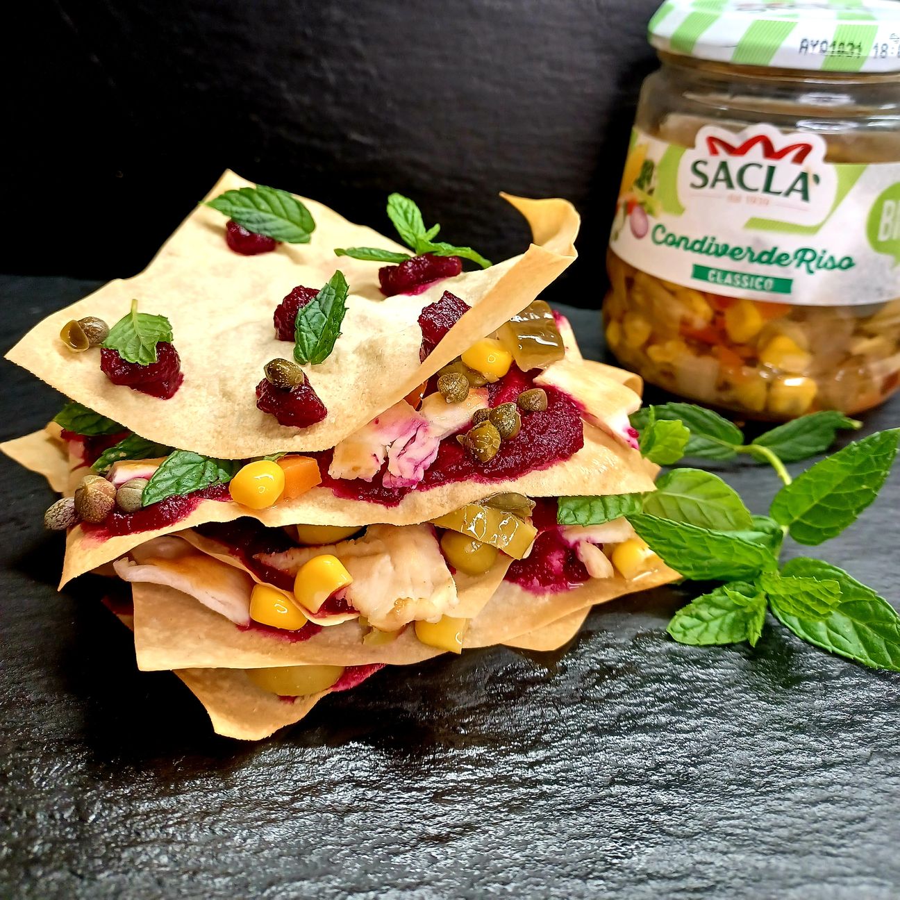 Millefoglie di pasta fillo con vellutata di rapa rossa, straccetti di pollo e verdurine condiverde