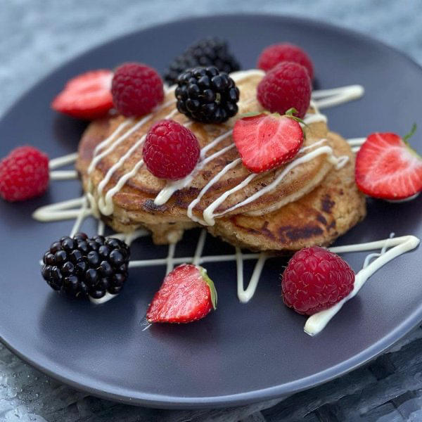 Pancake alla vaniglia con frutta fresca e cioccolato bianco