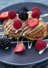 Ricetta Pancake alla vaniglia con frutta fresca e cioccolato bianco