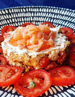 Ricetta Crumble di granetti con pomodorini, Philadelphia light e salmone di Frida.calories