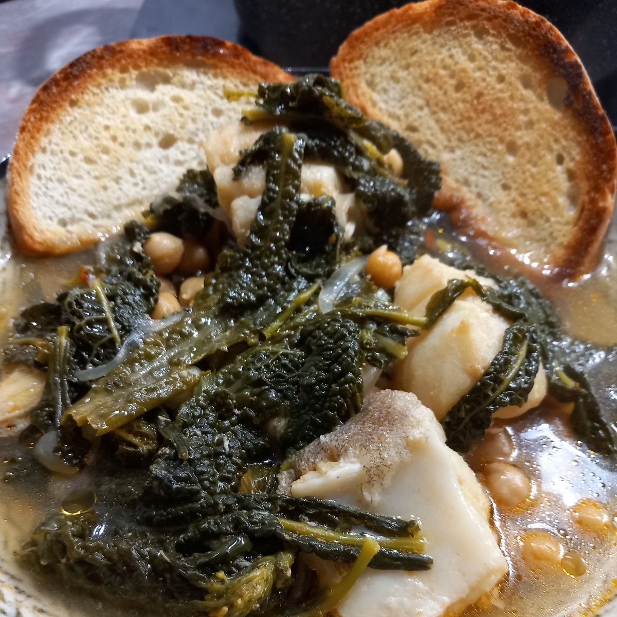 Zuppa di cavolo nero, ceci e baccalà