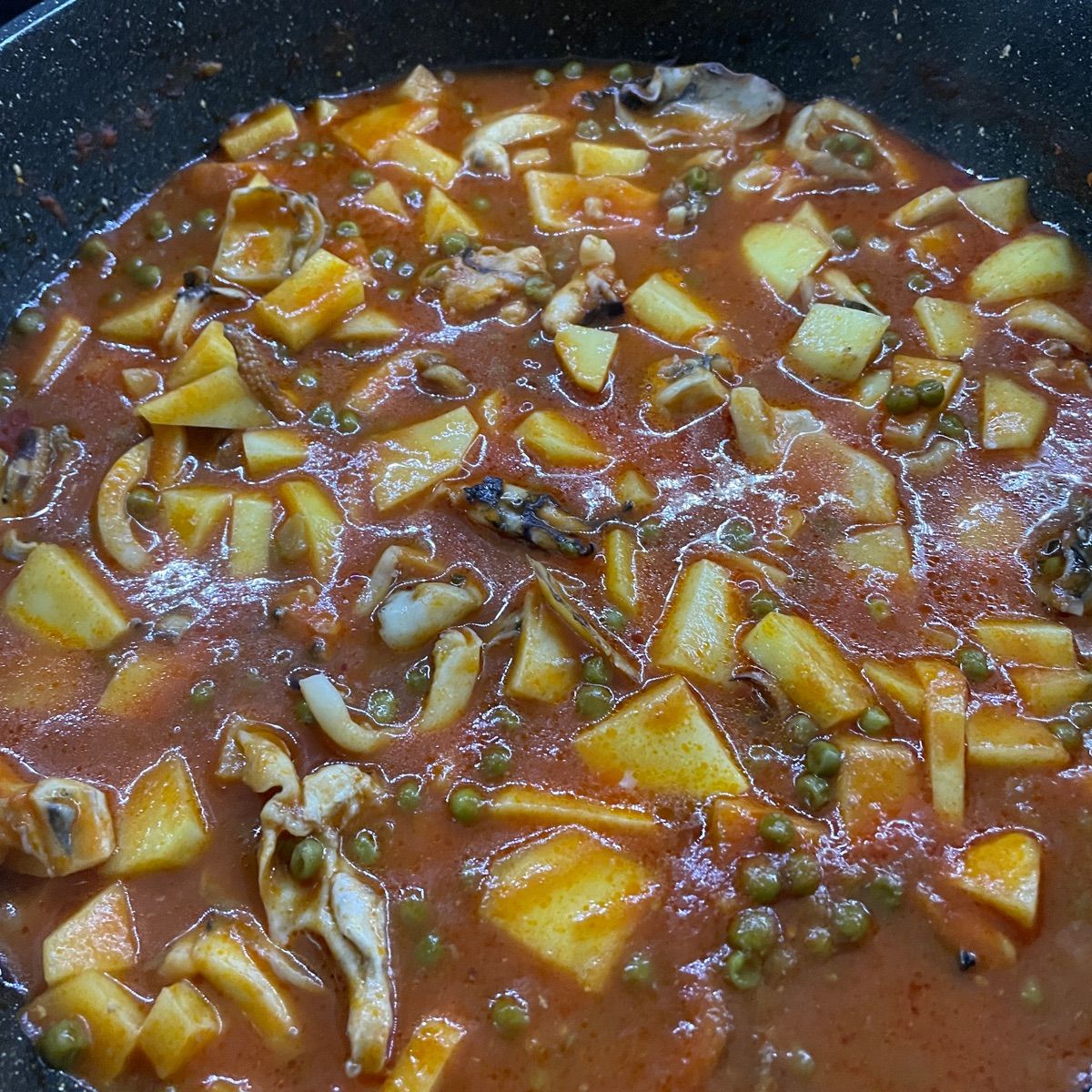 Seppie piselli e patate al sugo
