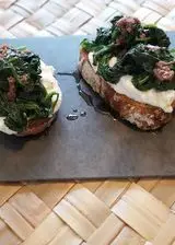 Ricetta Crostoni ai cereali con burrata, spinacini e olio di acciughe