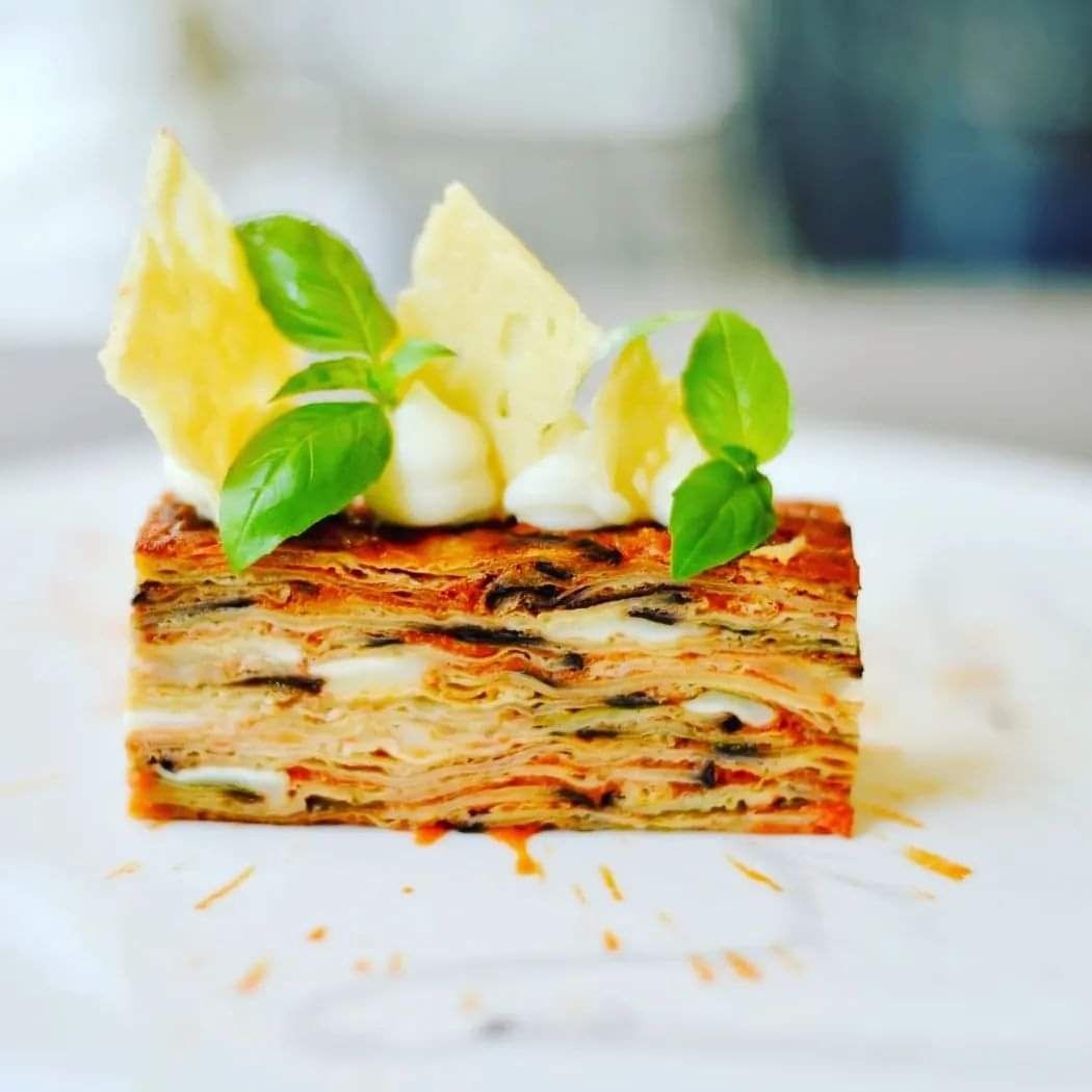 Parmigiana di melanzane, con spuma di mozzarella di bufala e cialde di parmigiano