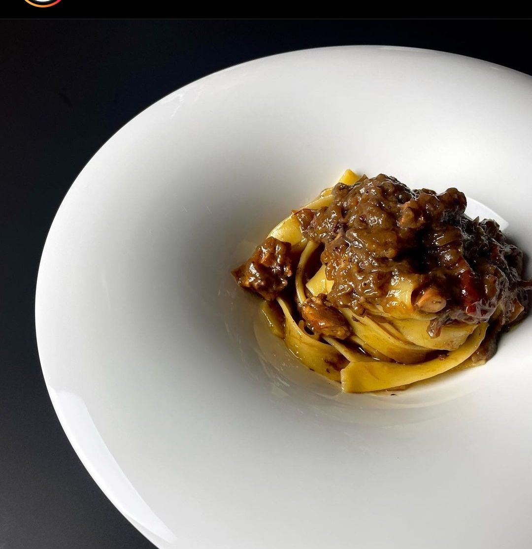 Pappardelle con ragù di lepre, funghi porcini e fonduta di piacentino ennese dop