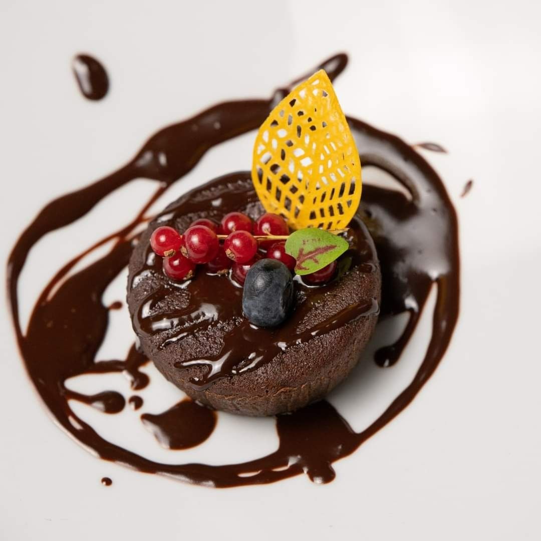 Tortino con cuore cremoso al cioccolato e composta di frutti di bosco