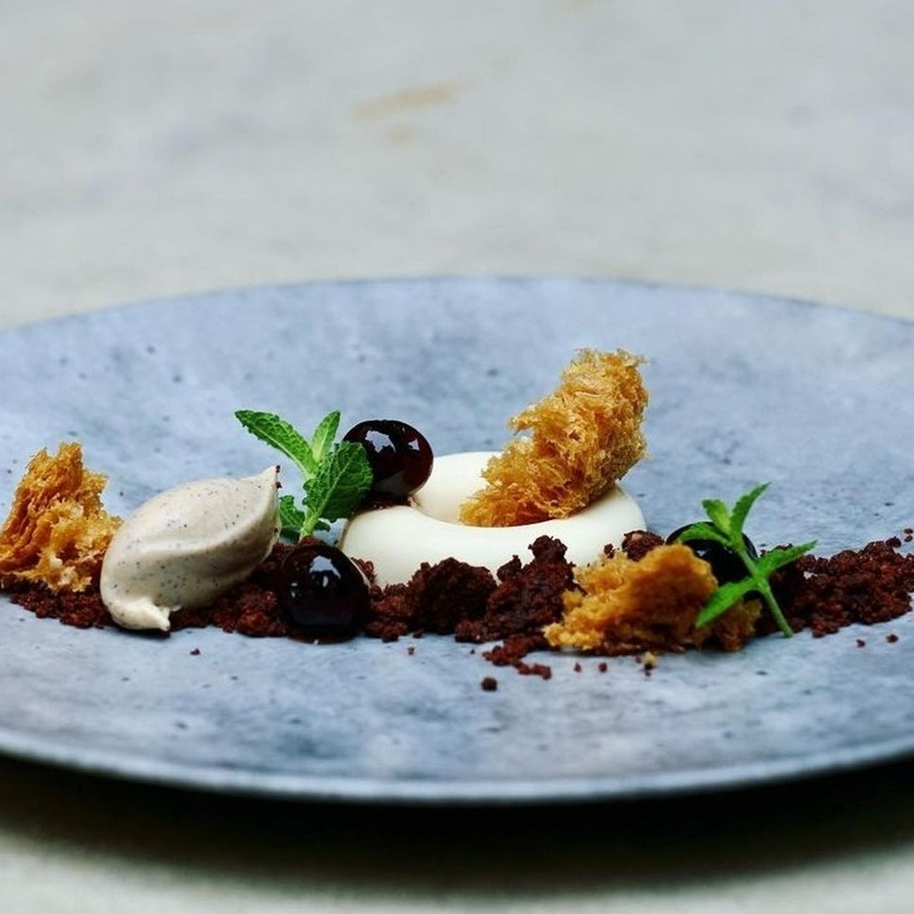 panna cotta al cocco, terra di cacao , spugna la caffè e mousse di more lime e menta.