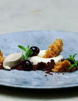 Ricetta panna cotta al cocco, terra di cacao , spugna la caffè e mousse di more lime e menta. di Chef.Giuseppe