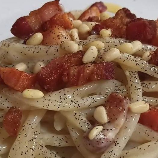 Pici cacio e pepe con pancetta croccante e pinoli