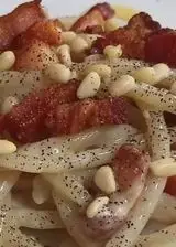 Ricetta Pici cacio e pepe con pancetta croccante e pinoli