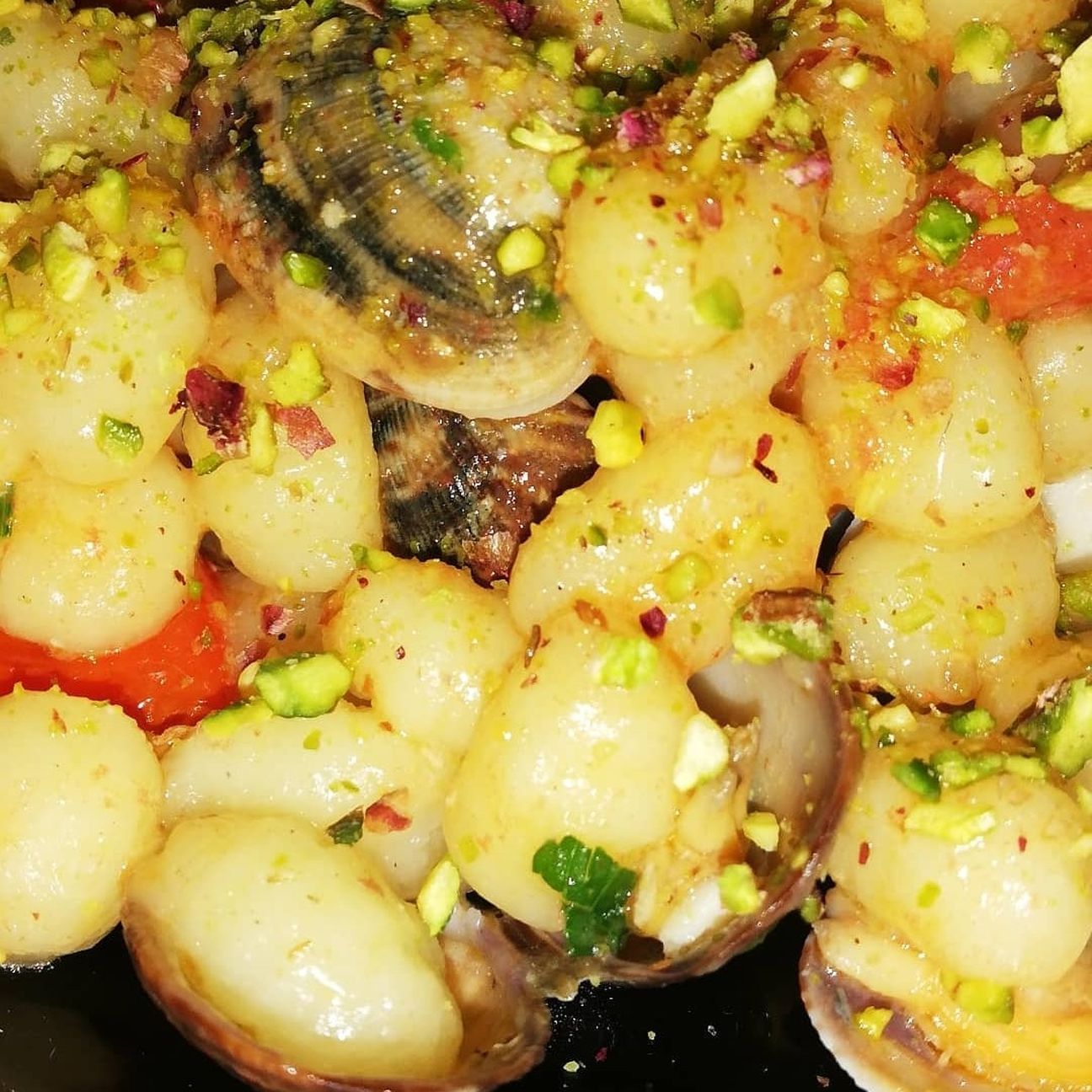 Gnocchetti con vongole pomodorini e pistacchi