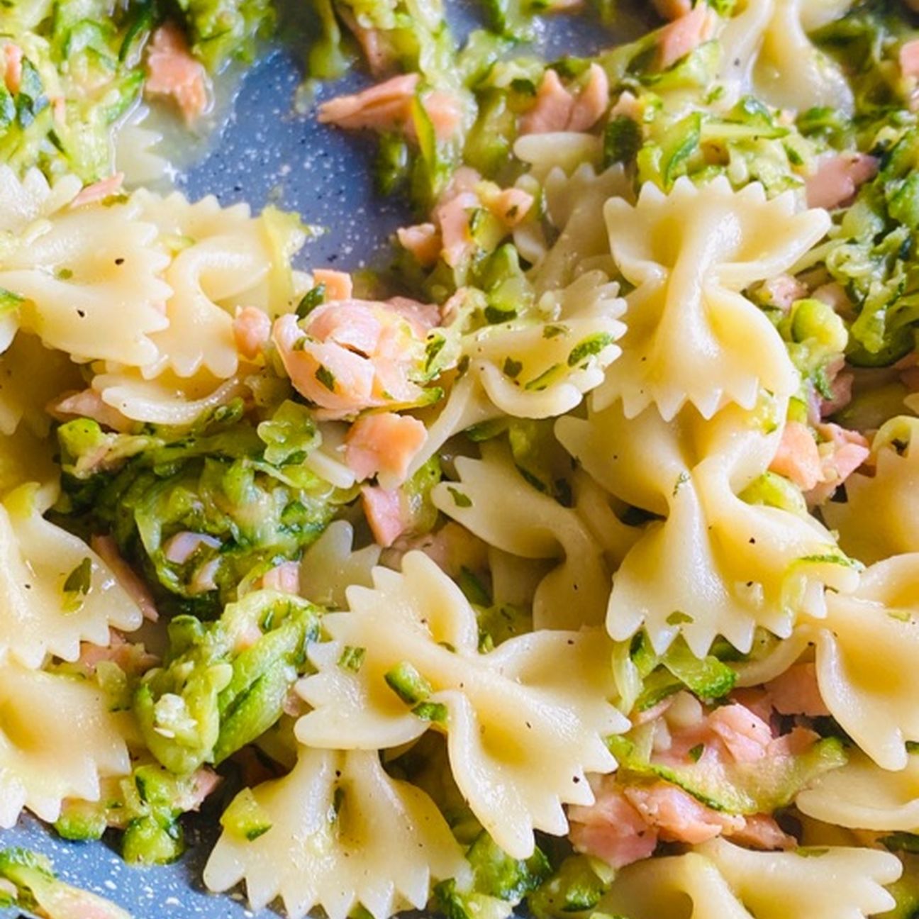 Farfalle con zucchine e salmone