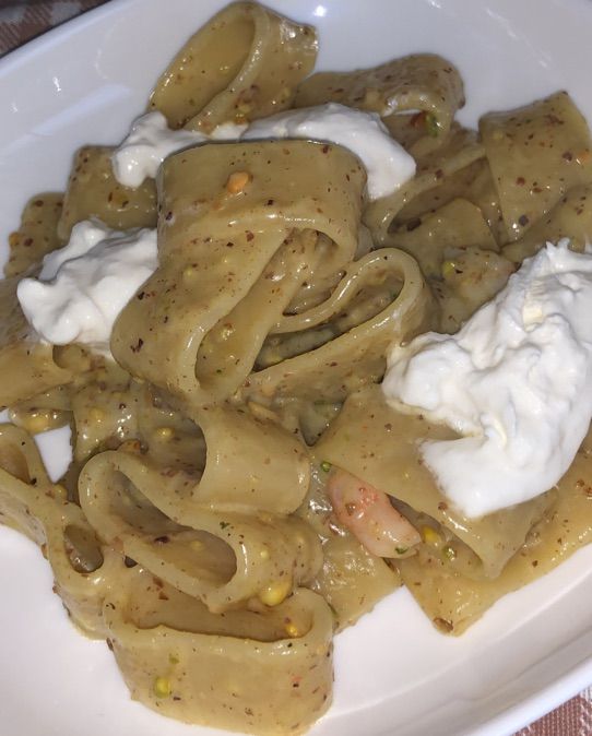 Mezzi paccheri con pesto di pistacchio, gamberi, scampi e burrata