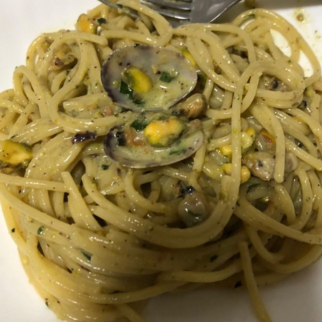 Spaghetti con pesto di pistacchi e vongole