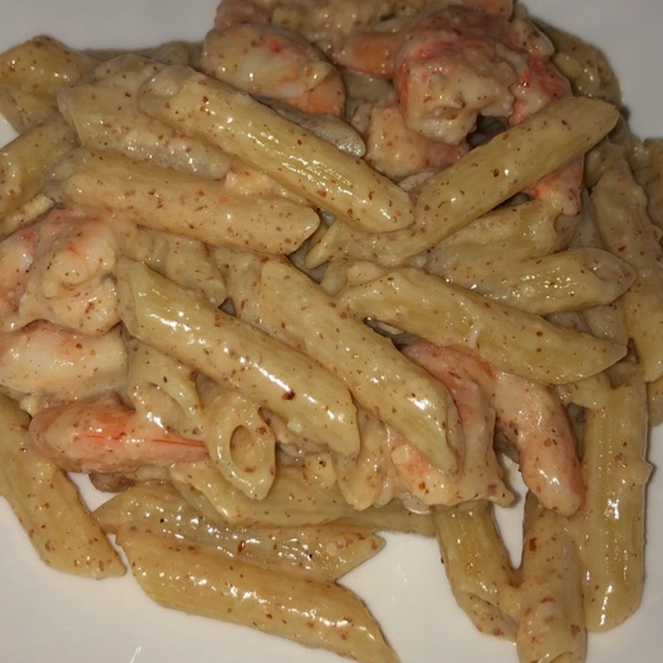 Penne rigate con crema di mandorle e gamberetti