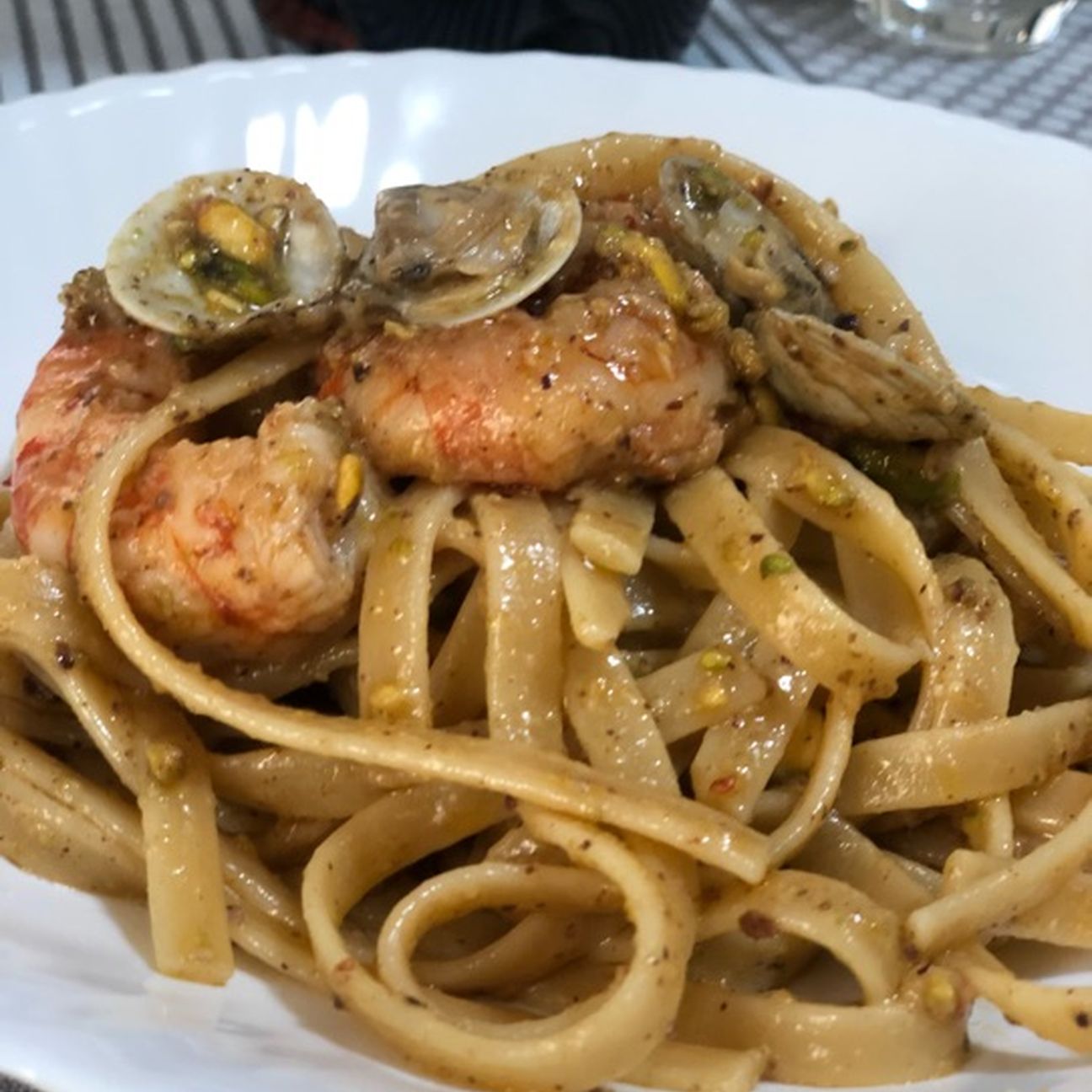Fettuccine ai gamberi e vongole con pistacchio