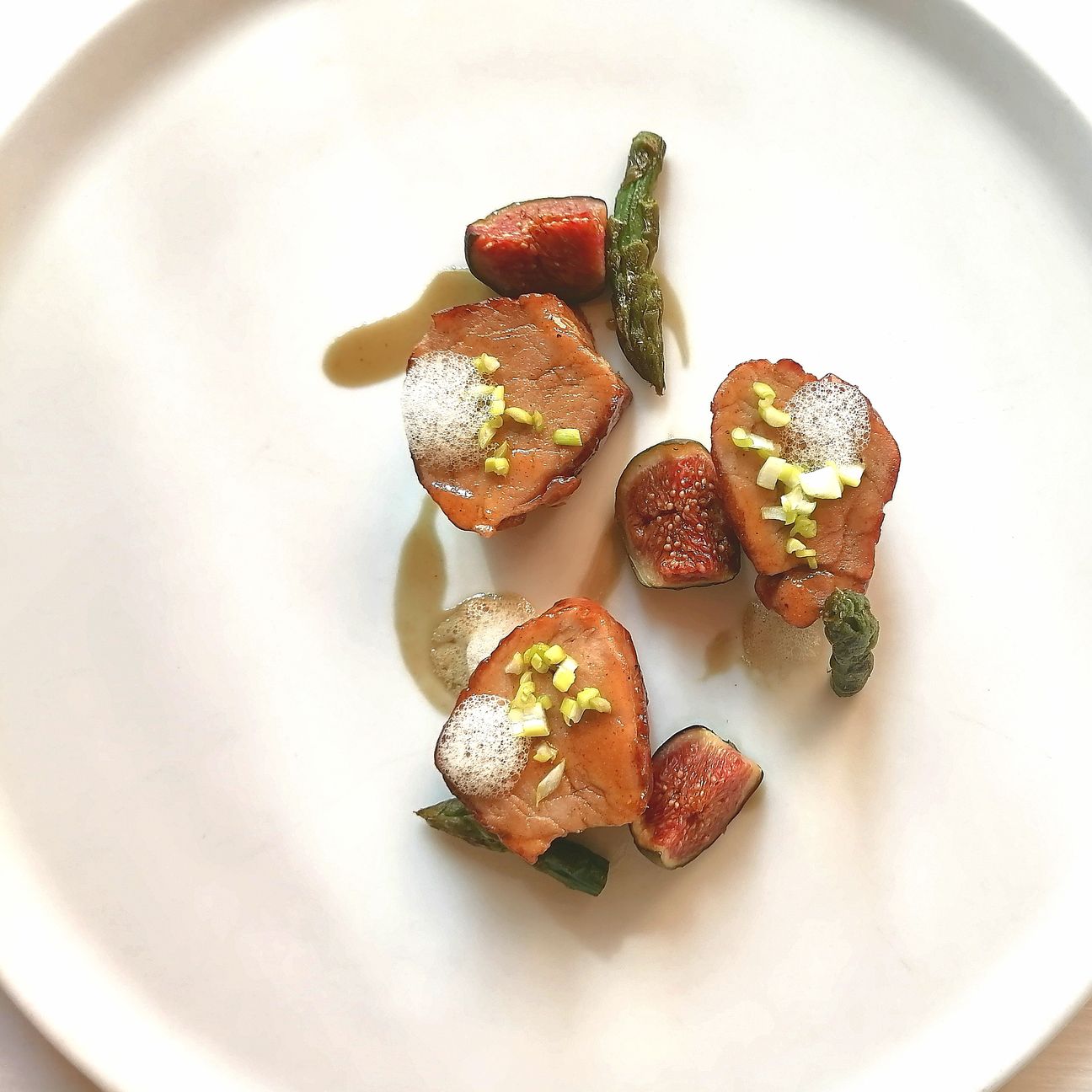 Filetto di maiale, fichi caramellati, punte e aria di asparagi