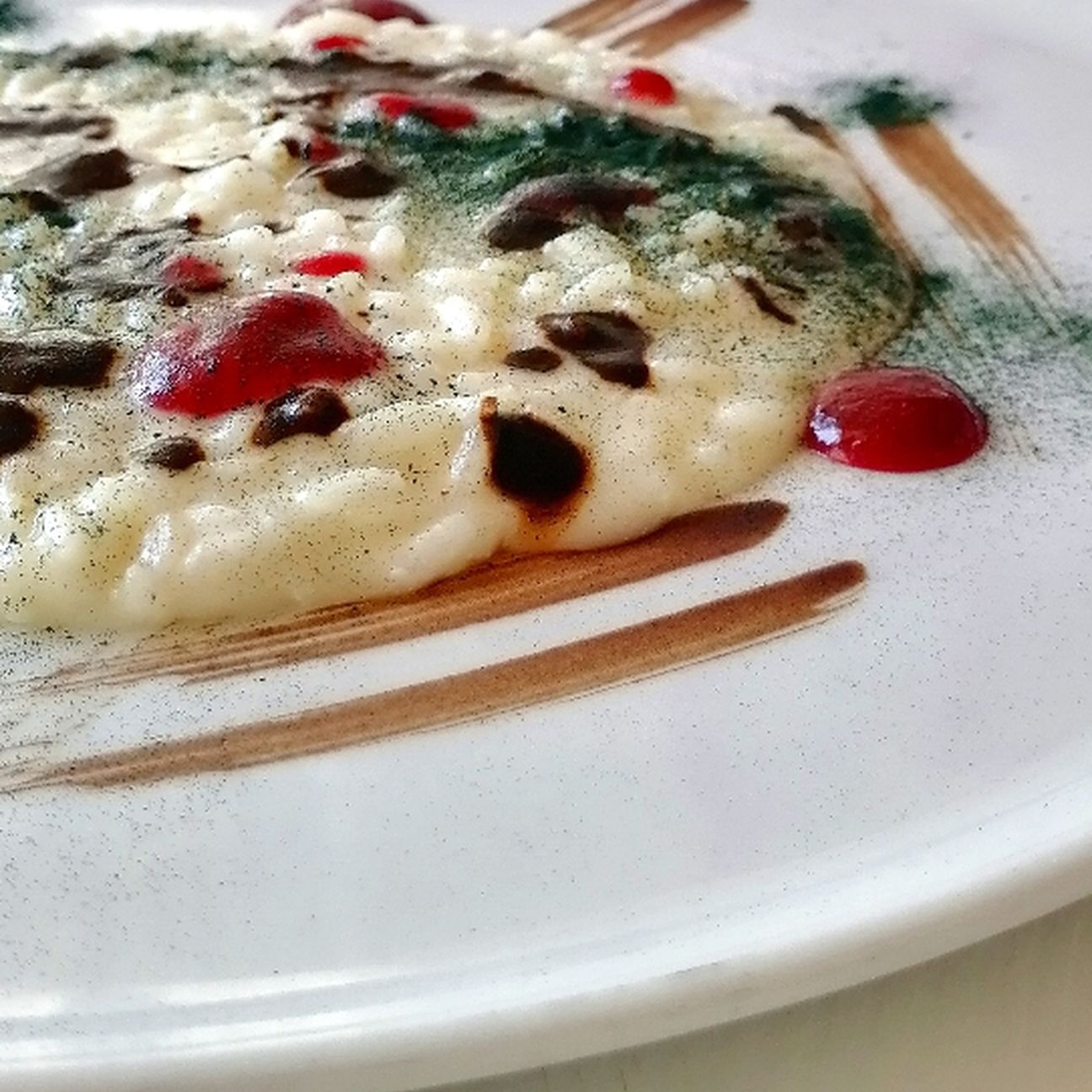 Carnaroli al gorgonzola, aglio nero, salsa di ciliegie e alga spirulina