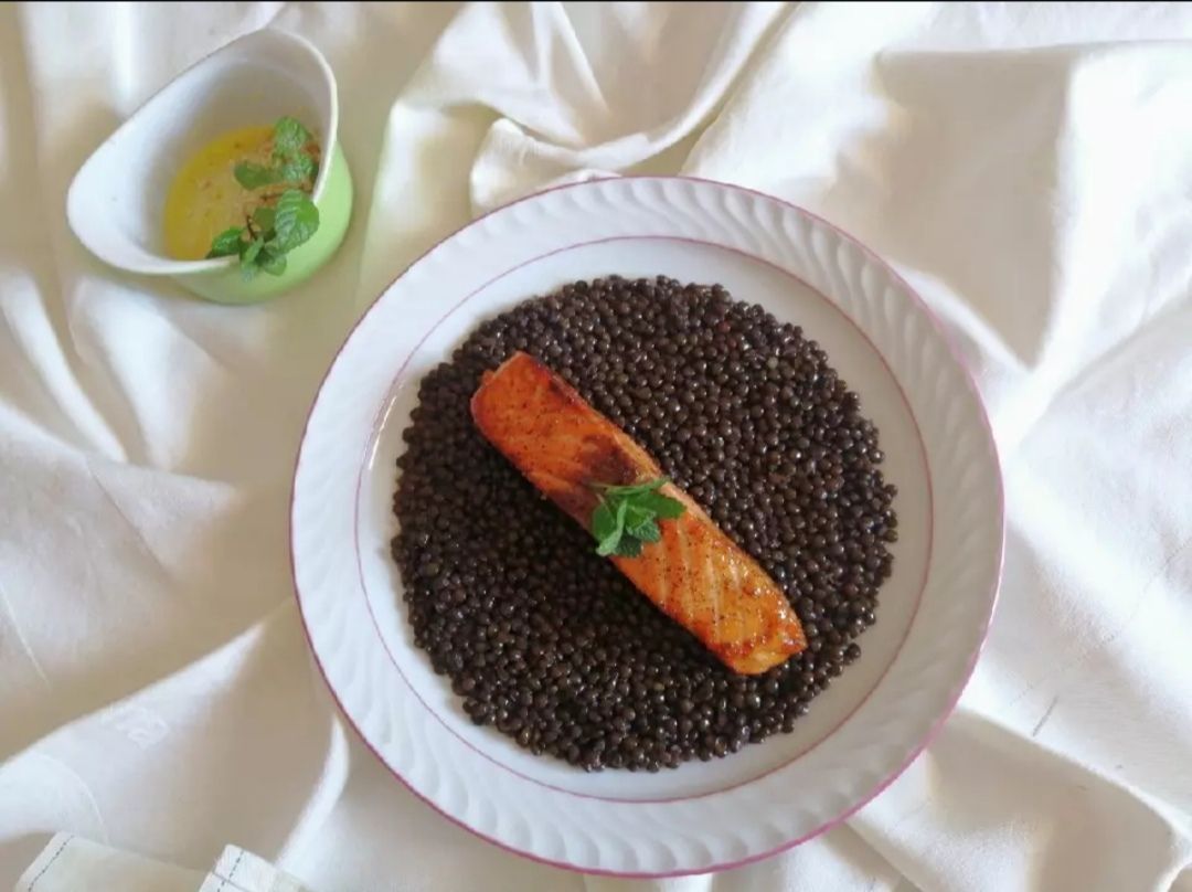 Salmone caramellato con lenticchie beluga