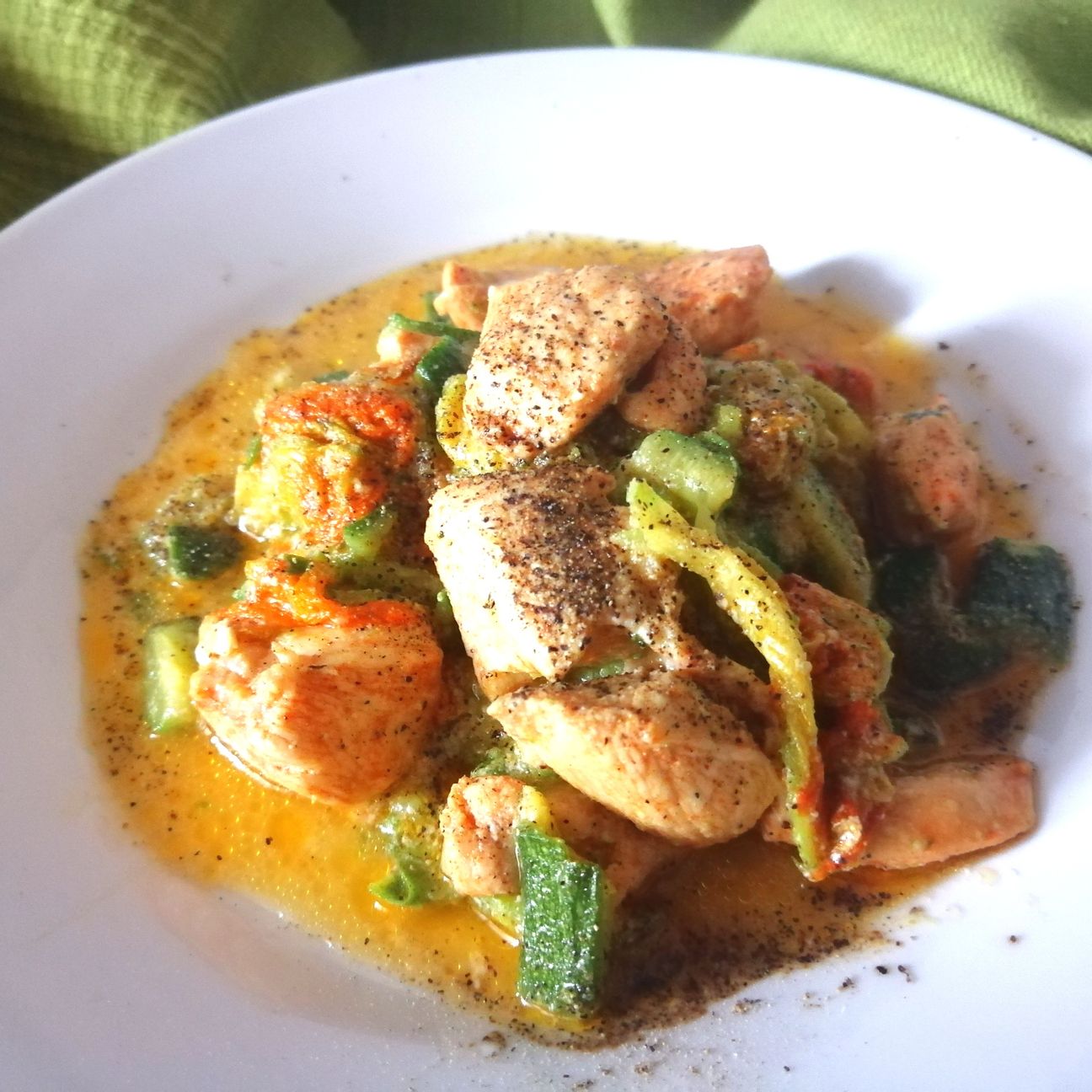 Bocconcini di pollo alla paprika con zucchine novelle.