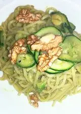 Ricetta Spaghetti con le zucchine, crema di avocado e noci