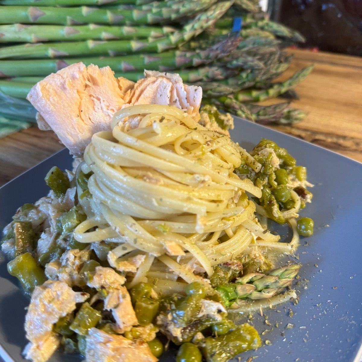 Pasta cremosa con salmone, asparagi e piselli 😊