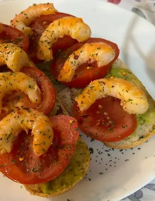 Ricetta BRUSCHETTA AVOCADO POMODORO GAMBERONI POMODORO E UN PIZZICO DI PEPERONCINO di sborlininina40