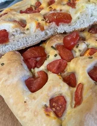 Ricetta FOCACCIA CON POMODORI E CIPOLLINE 😋 di sborlininina40