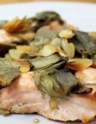 Ricetta Trancio di salmone su letto di carciofi e lamelle di mandorle di _lidia_noce_di_burro_