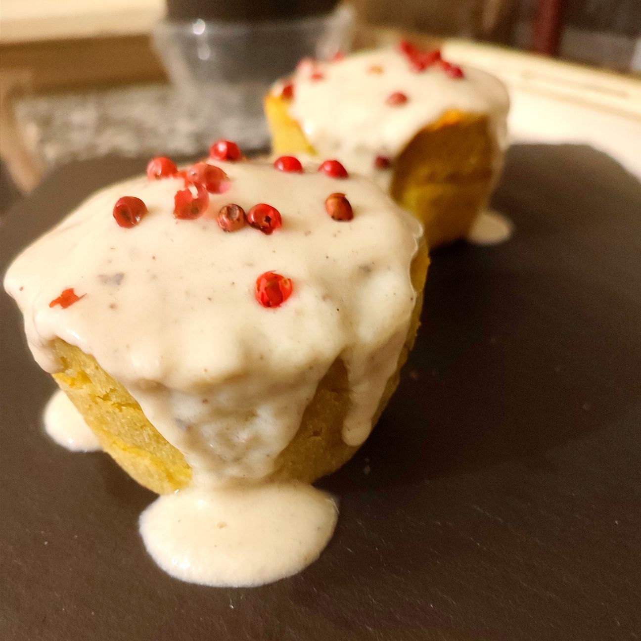 Muffin ai piselli con crema di parmigiano e pepe rosa