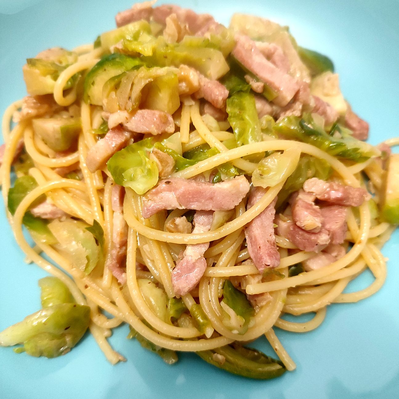 Spaghettoni con cavolini di Bruxelles, pancetta e noci