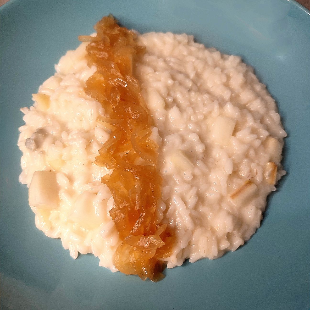 Risotto con gorgonzola, pere e cipolle caramellate