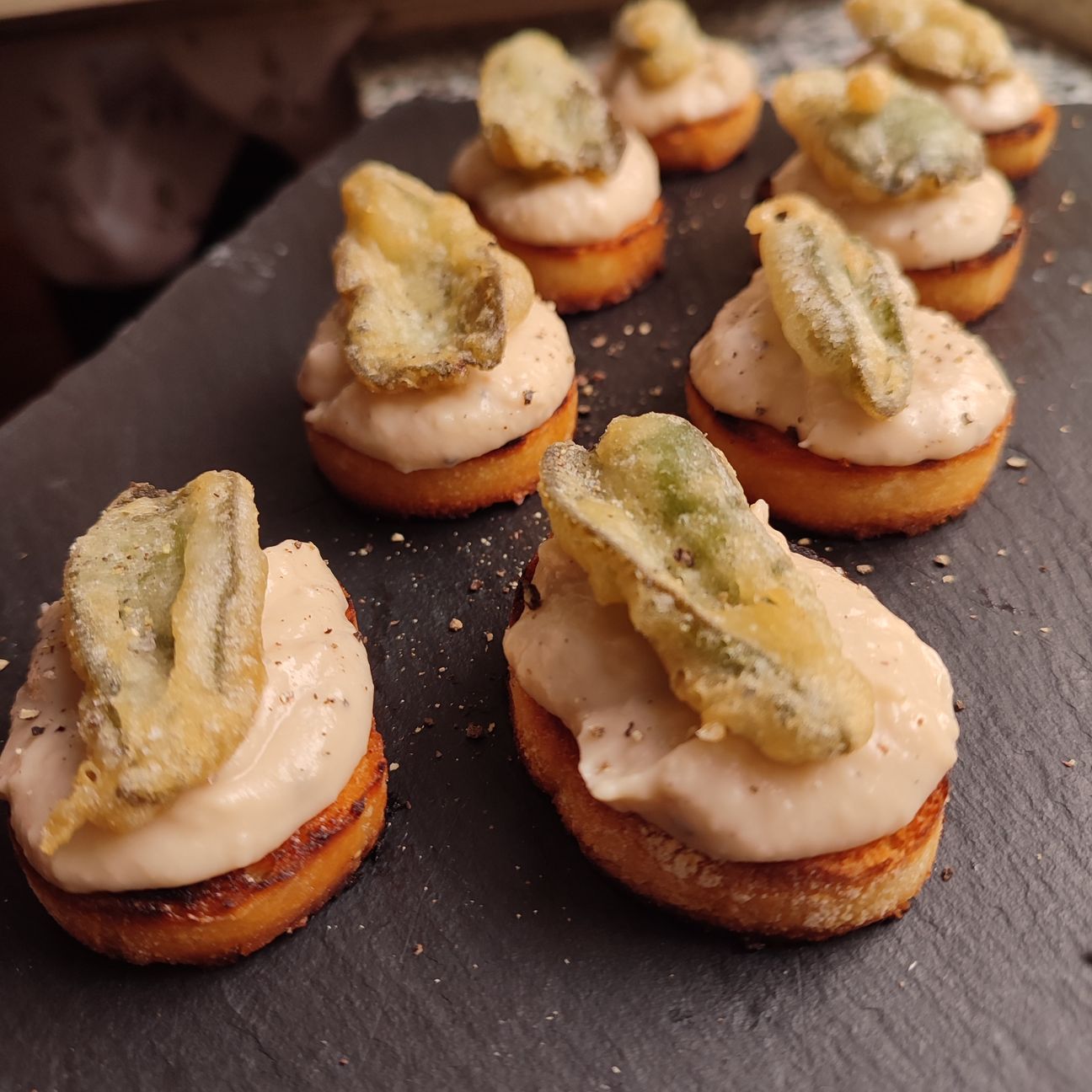 Crostini con patè di cannellini e salvia fritta