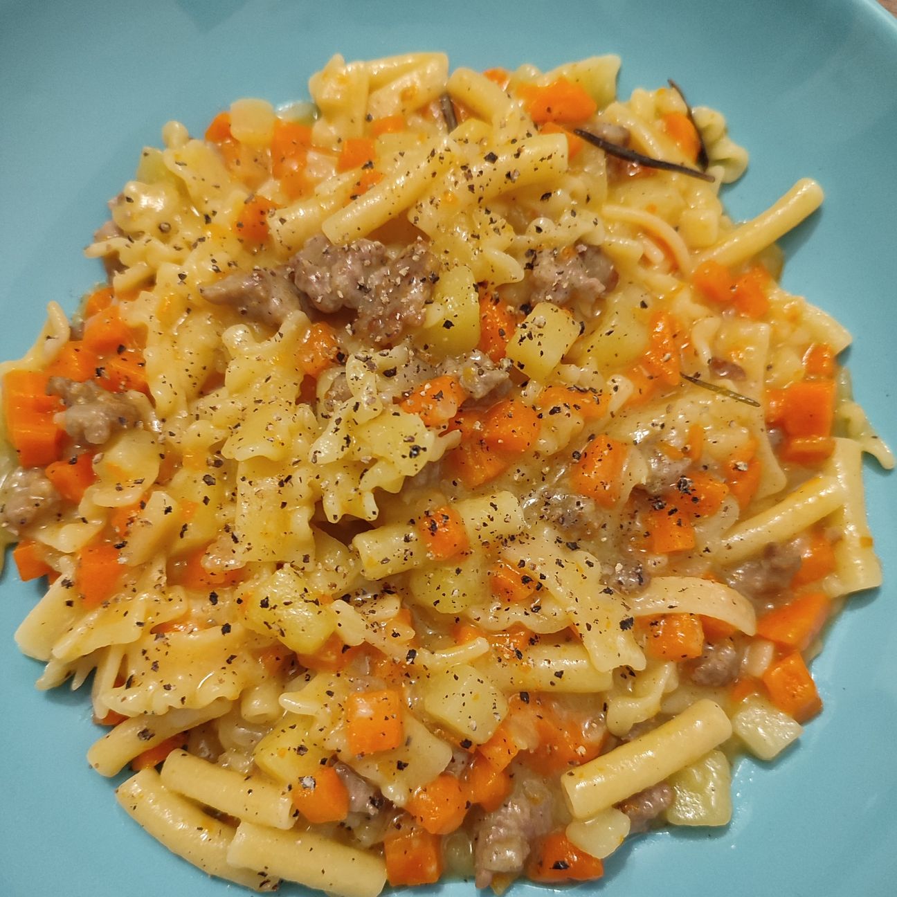Pasta mista con patate, carote e salsiccia