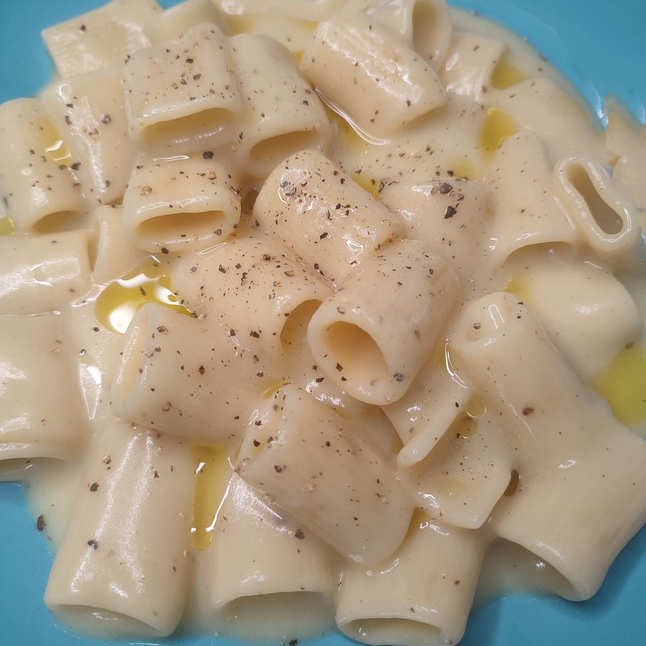Mezze maniche con crema di patate, taleggio e olio al rosmarino