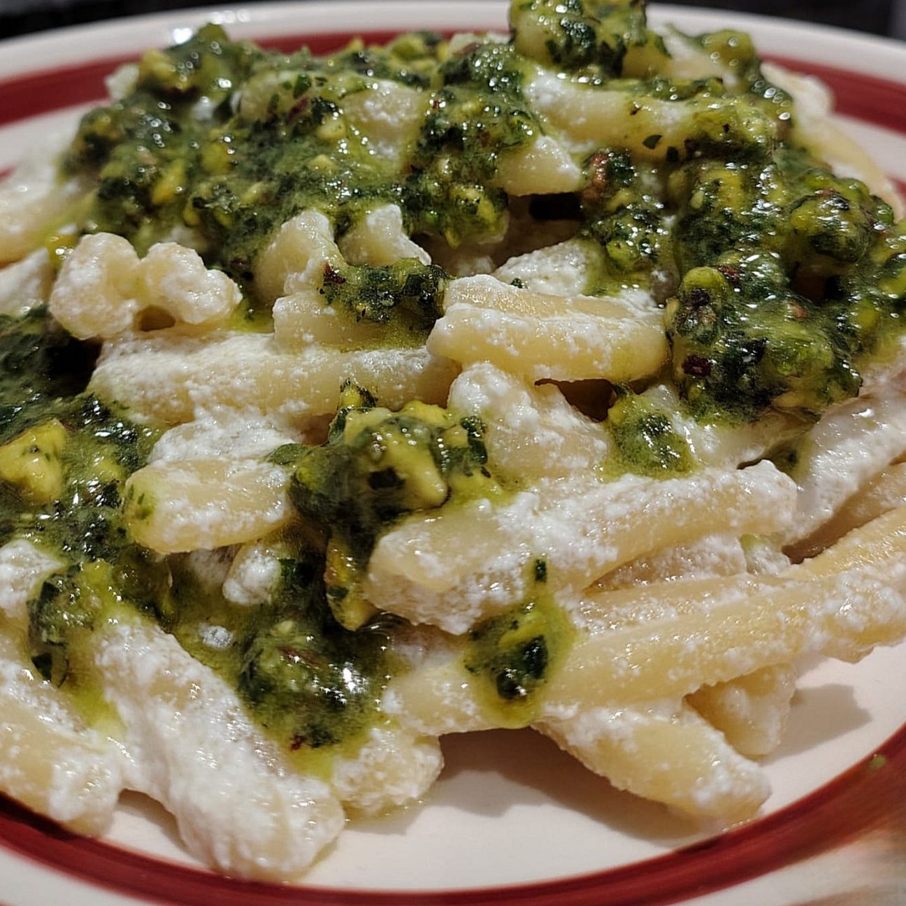 Caserecce con ricotta e pesto di pistacchi
