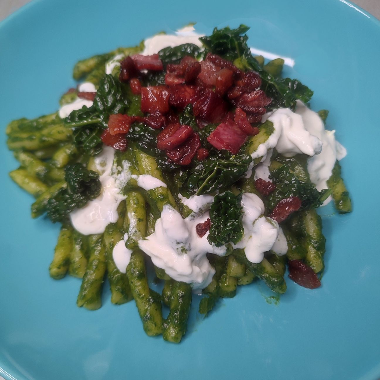 Fusilli napoletani con crema di cavolo nero, burrata e guanciale