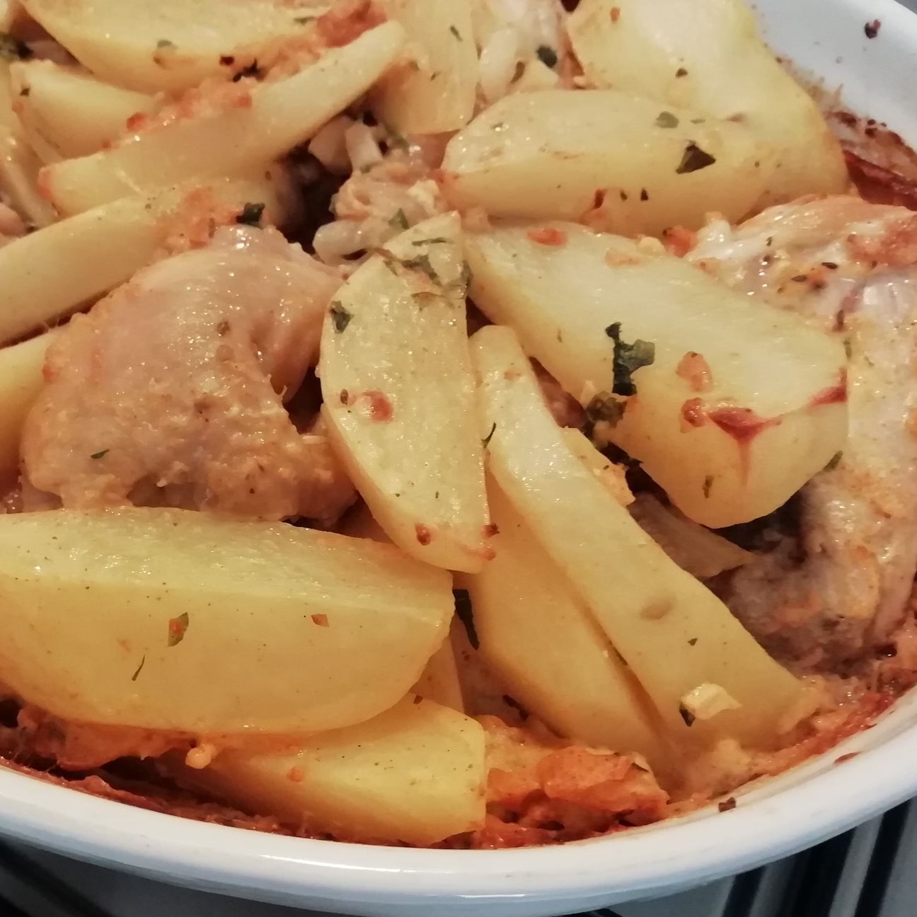 Pollo succoso con le patate al forno